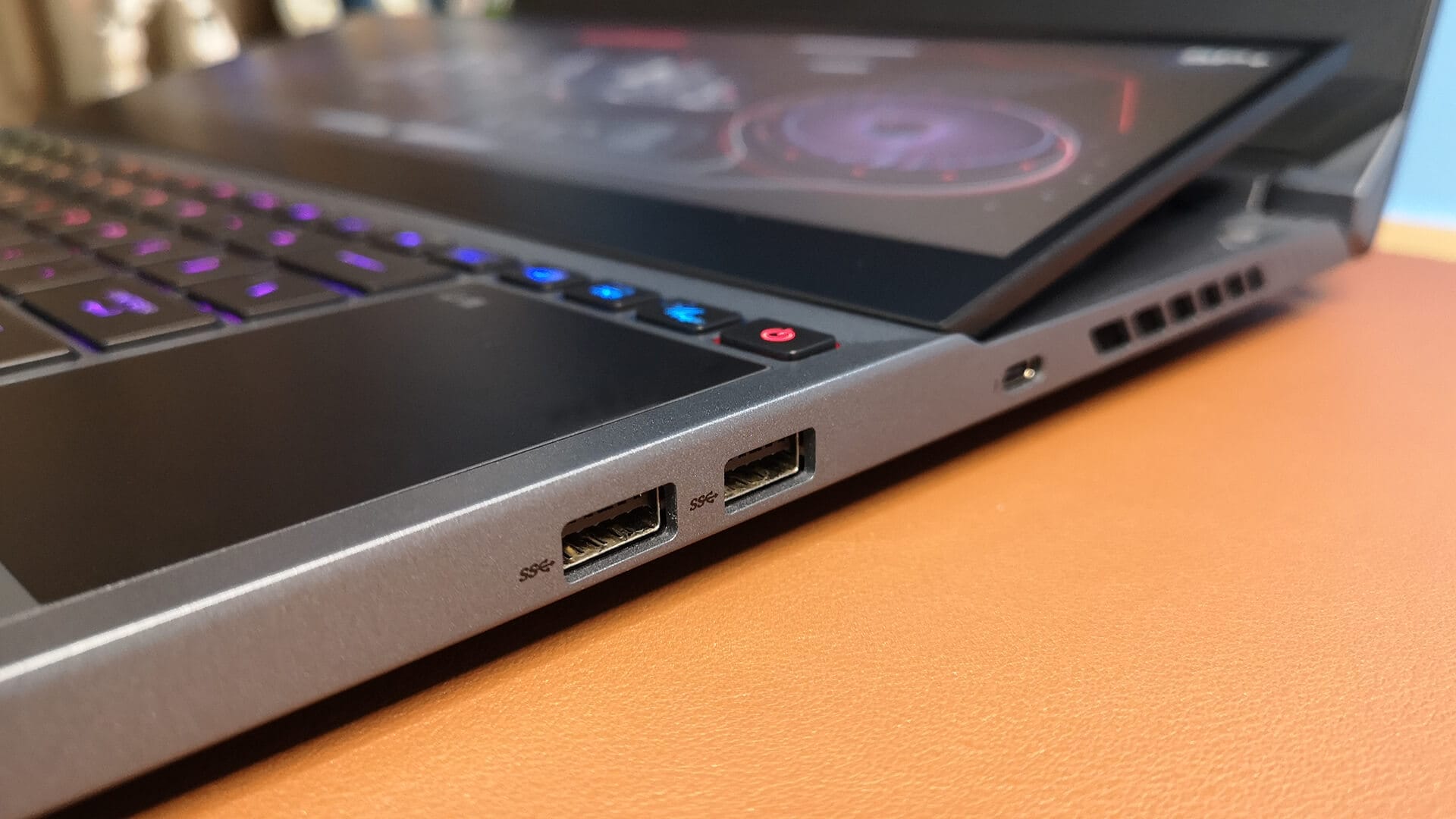 ASUS ROG Zephyrus Duo 15 (GX550) - 11