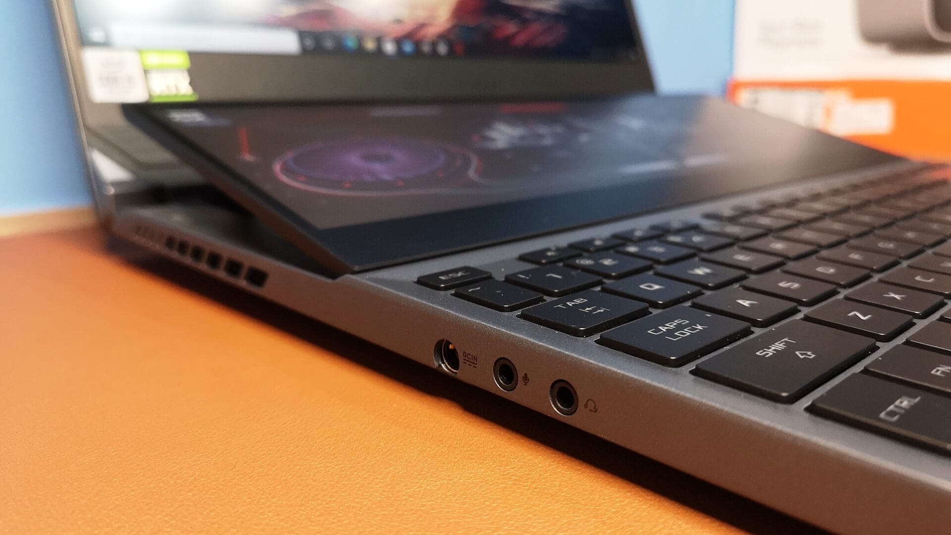 ASUS ROG Zephyrus Duo 15 (GX550) - 12