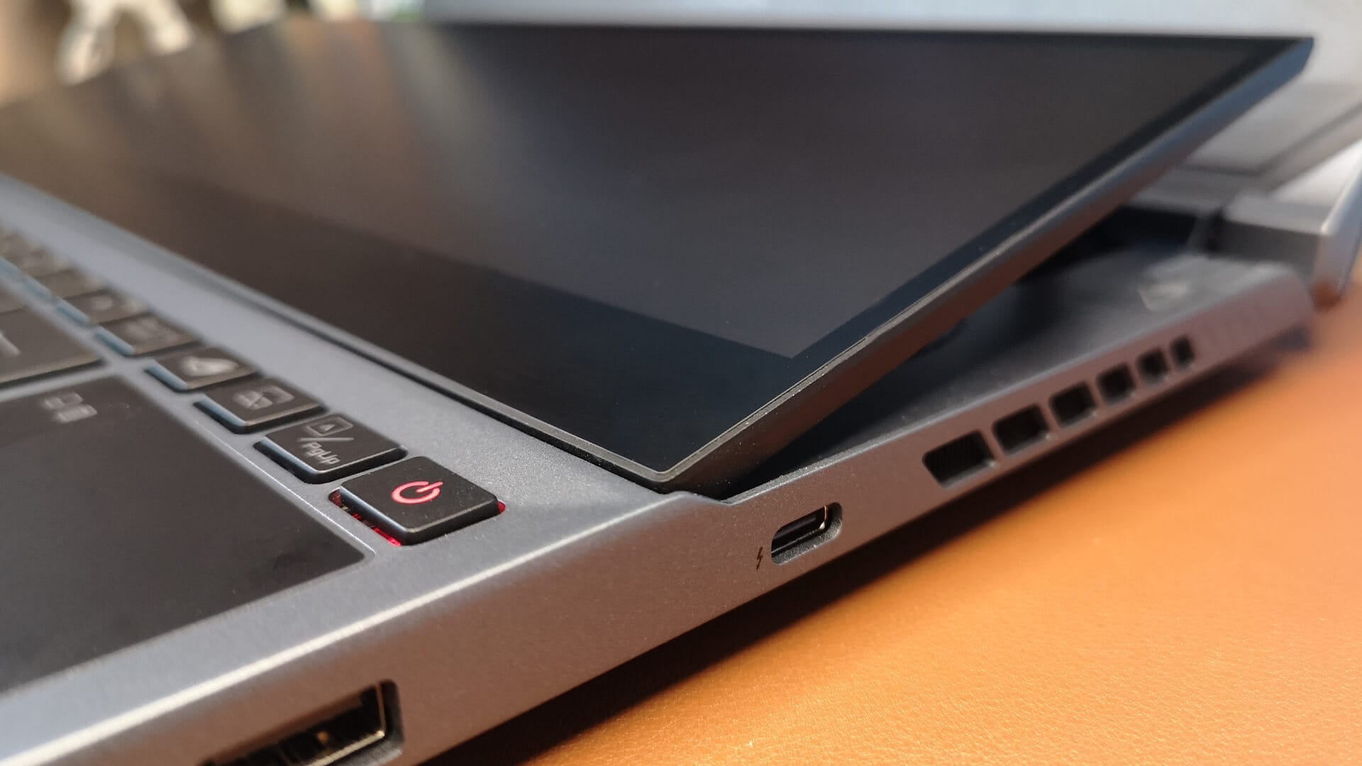 ASUS ROG Zephyrus Duo 15 (GX550) - 4