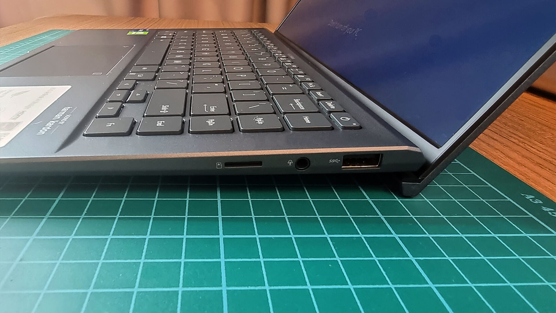 ASUS ZenBook 14 Ultralight - 4