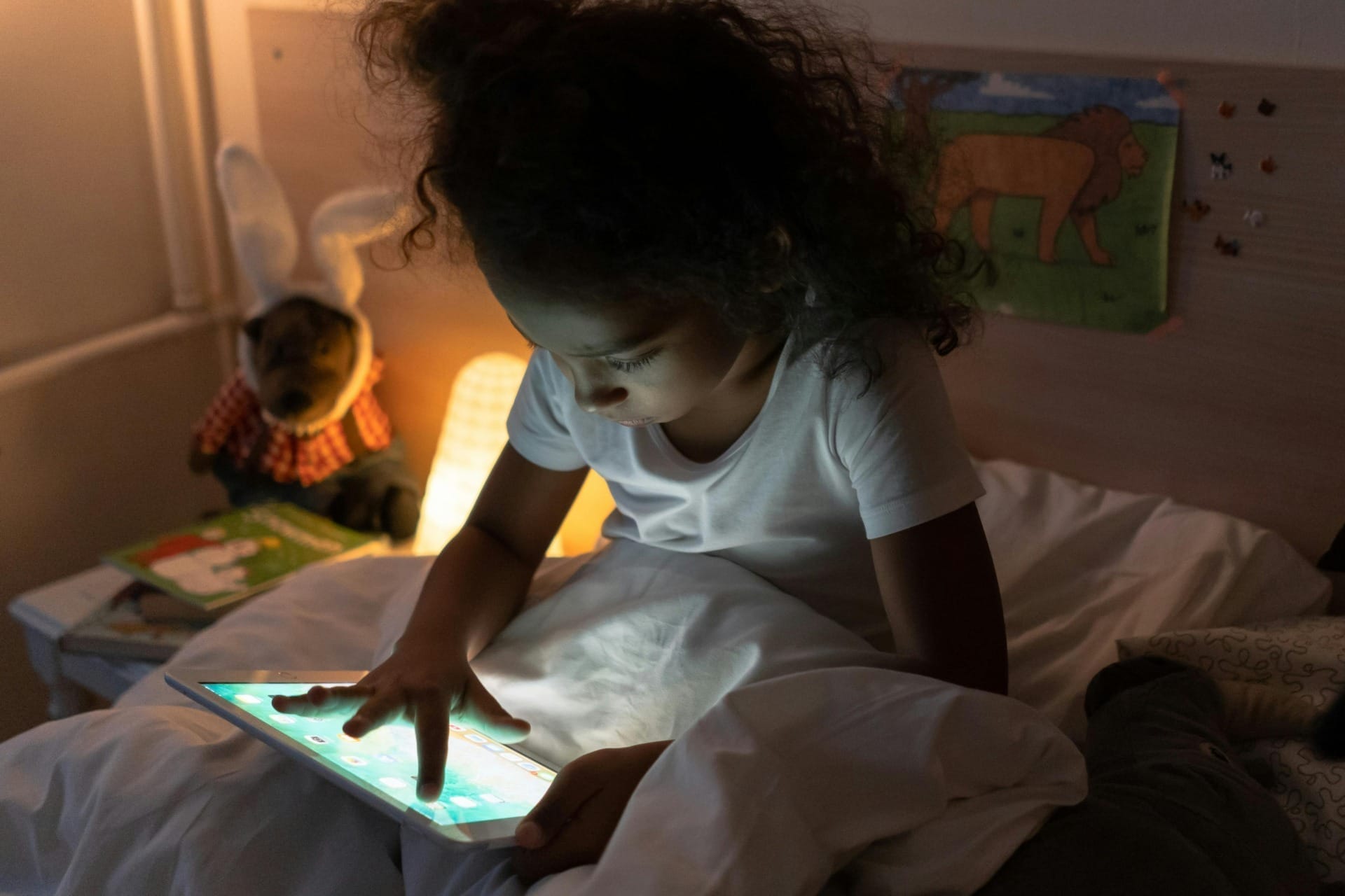 The Dawn of a New Visual Era: Mini-LED and OLED Technologies Illuminate the Future