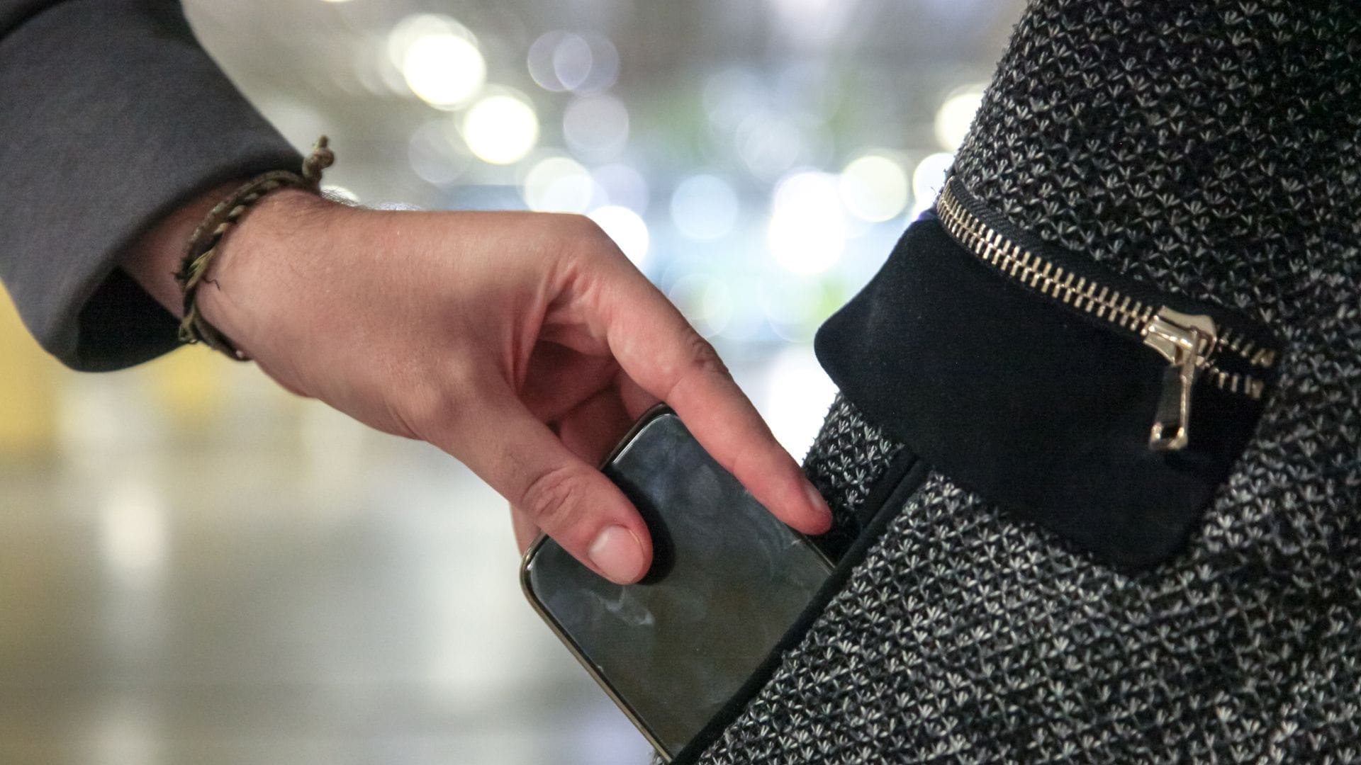 Googleâs new theft protection features start rolling out for Android users