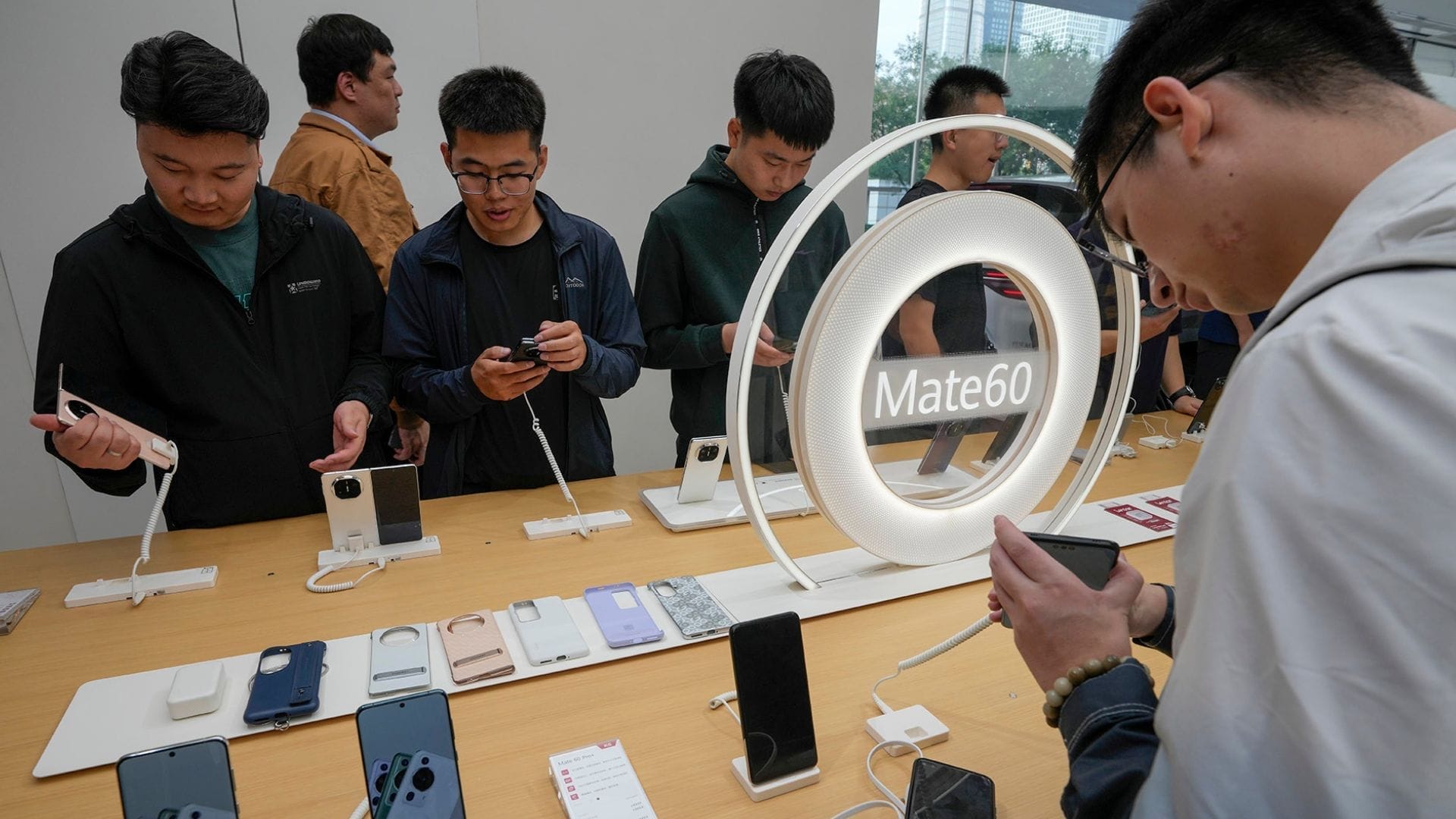 Huawei to launch a homegrown operating system, challenging Appleâs iOS and Android
