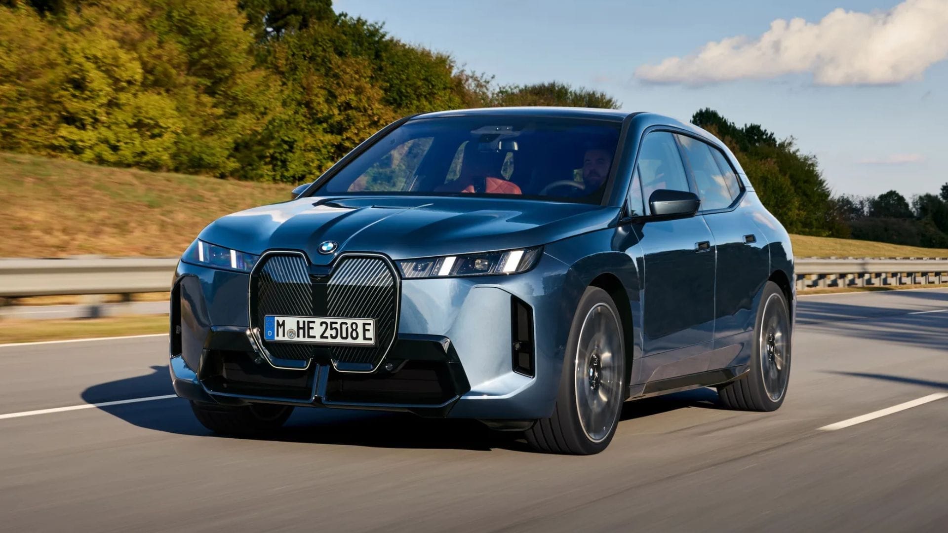 BMW unveils updated 7 Series with longer-range i7 electric models and faster charging
