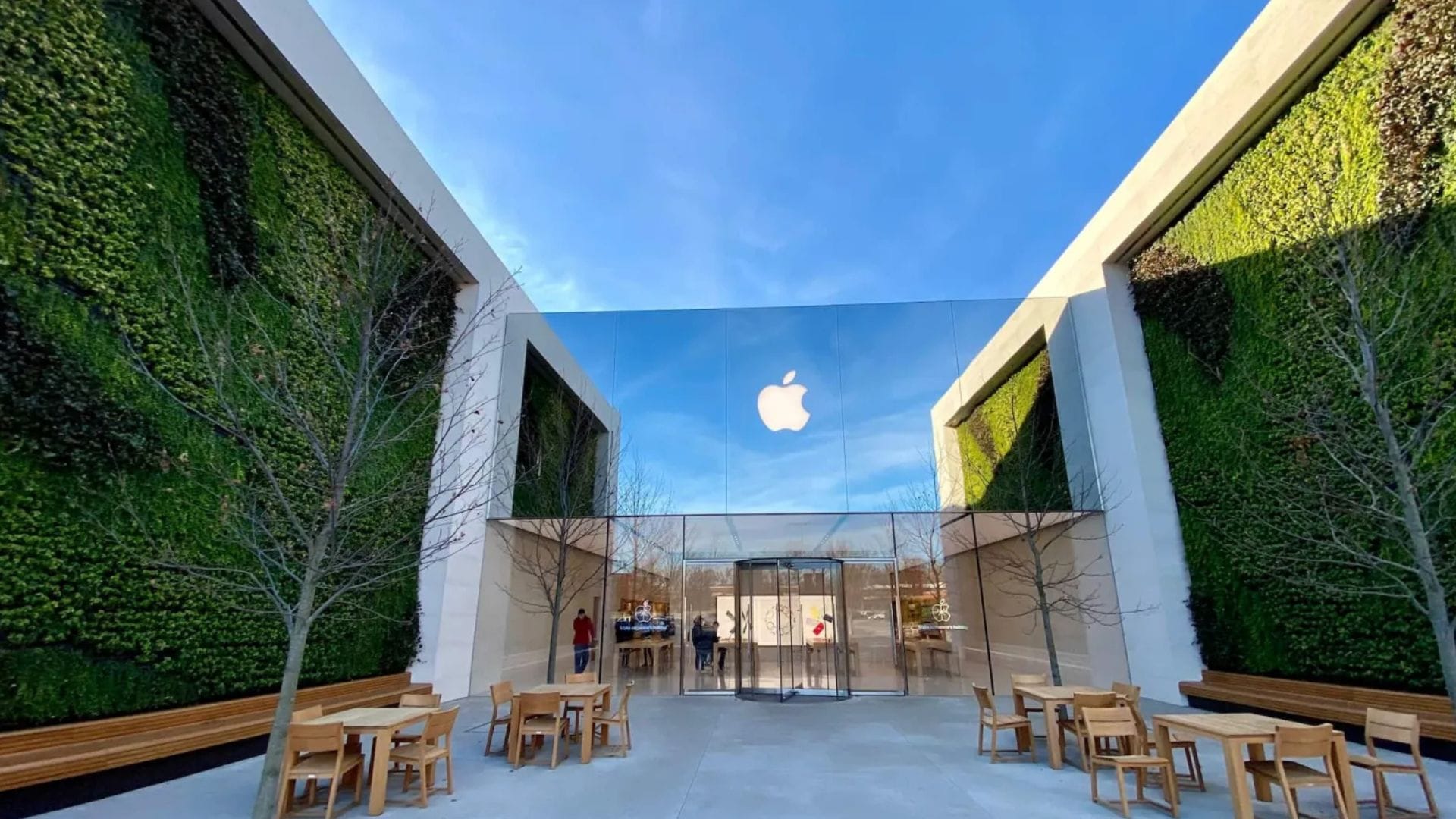 Apple plans major changes to its retail store experience