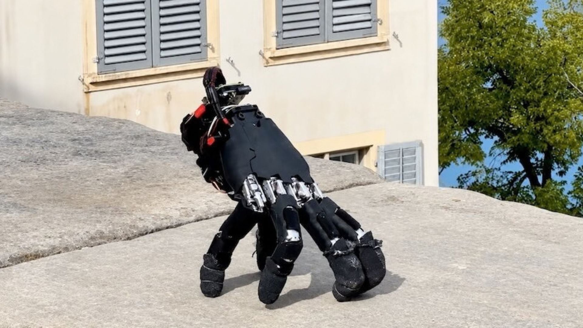 ETH Zurich researchers create a robotic hand that can walk using its fingers